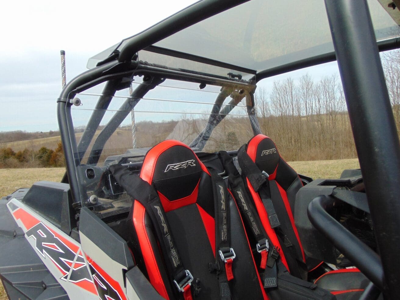 Here's an alt tag for the image: Polaris RZR rear window shield.