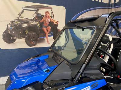 RZR Turbo S Laminated Glass Windshield with hand wiper - Image 6