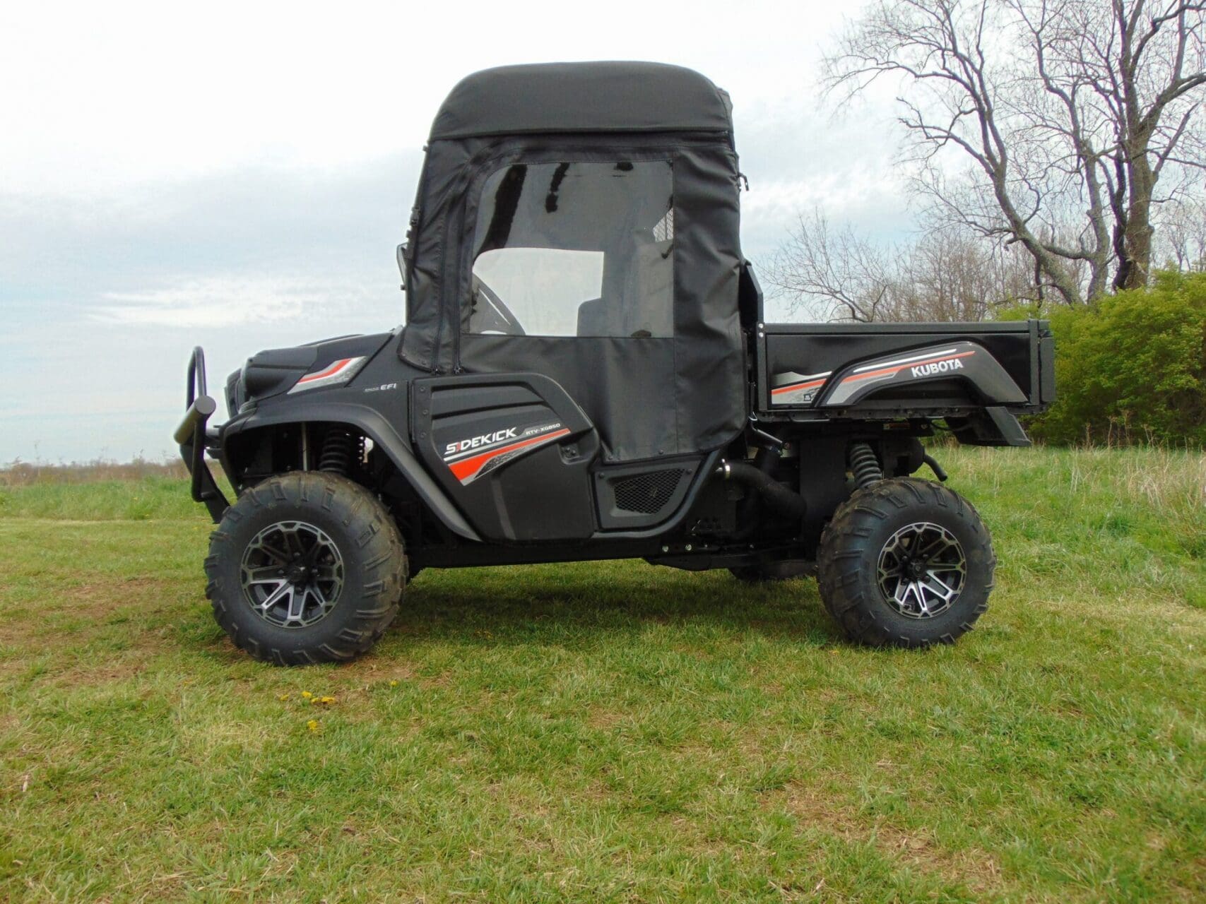 Utility vehicle with a protective cab